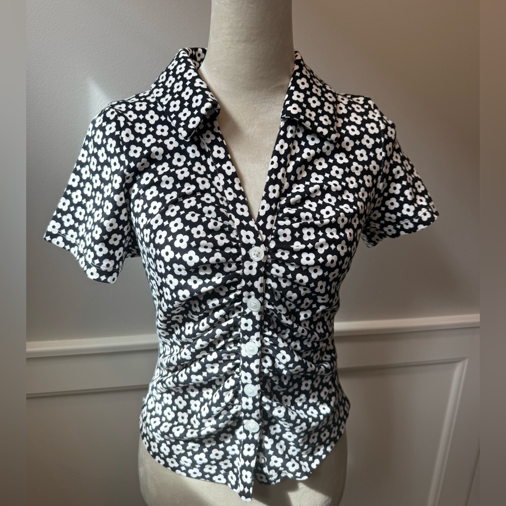 NWT Anthropologie/Maeve Black and White Daisy Floral Ruched Button down Top